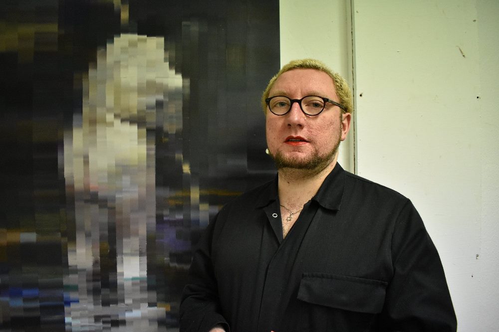 Nils Müller während eines Galeriebesuches. Foto: Lena Inosemzewa