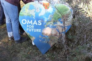 Die Baumplanzaktion am 21. September 2020 der Omas for Future. Foto: LZ