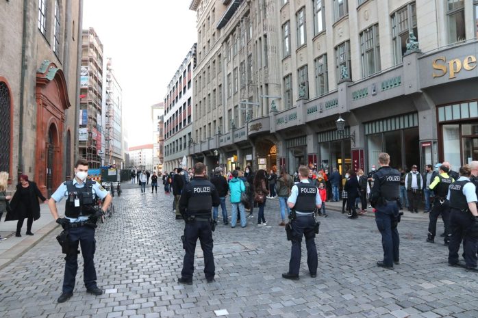 Querdenker mit Masken - die Polizei ist da. Foto: LZ