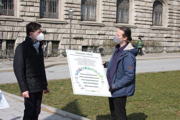 Übergabe Forderungstagel Klimaschutzbündnis Leipzig an Heiko Rosenthal am 24. März 2021 Foto: Sabine Eicker / LZ