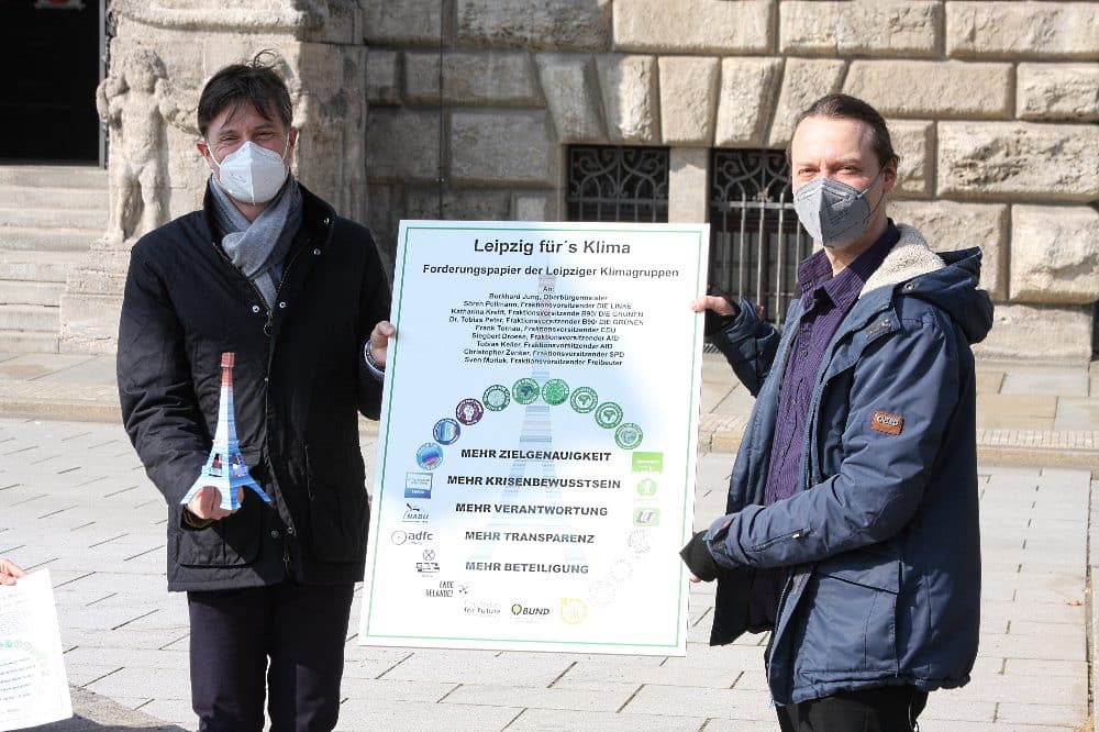 Kurz vor Beginn der heutigen Ratsversammlung nahm Bürgermeister Heiko Rosenthal (Die Linke) die Forderungen des Bündnisses „Leipzig fürs Klima“ symbolisch auf einer Tafel entgegen. Foto: Sabine Eicker / LZ
