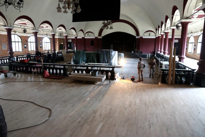 Sanierung und Verschönerungsarbeiten im März 2021 im großen Saal. Foto: LZ