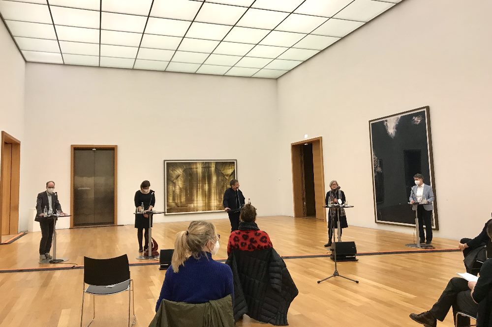 Bei der Pressekonferenz zur Eröffnung, von links nach rechts, MdbK-Direktor Stefan Weppelmann, Kulturbürgermeisterin Skadi Jennicke, Andreas Gursky, Jeannette Stoschek (MdbK) und Patricia Werner (Ostdeutsche Sparkasse). Foto: Pia Benthin