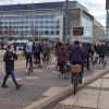 Viel Bewegung jetzt in Leipzig. Über 2.000 Radler/-innen haben begonnen die Strecken der „Querdenker“ zu blockieren. Foto: Tilly Domian
