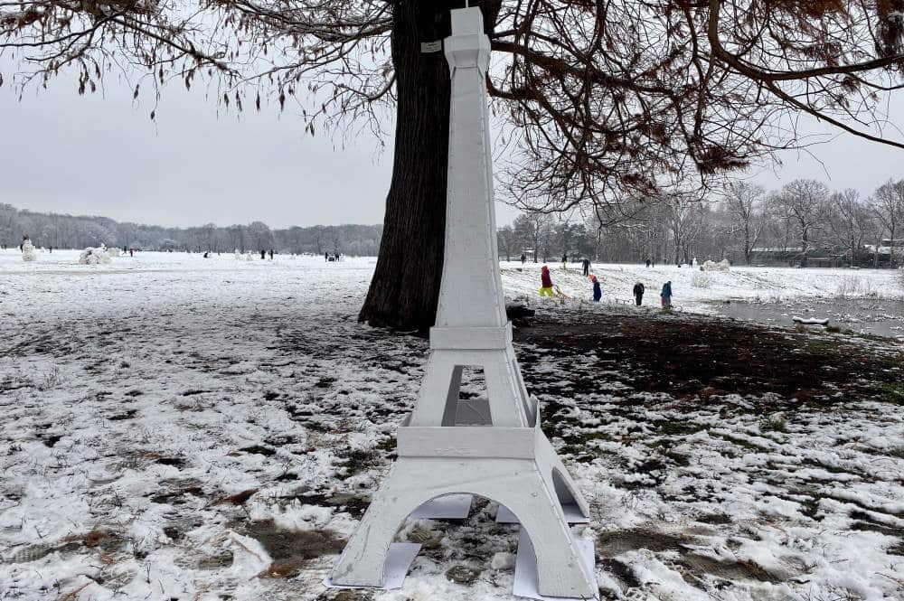 Der Eiffelturm am ausgetrockneten Teich im Rosental. Foto: Parents for Futuree
