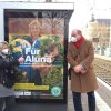 Cordula Weimann und Peter Wasem mit dem "Für Aluna"-Plakat am Ostplatz. Foto: L-IZ