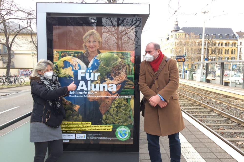 Cordula Weimann und Peter Wasem mit dem "Für Aluna"-Plakat am Ostplatz. Foto: L-IZ