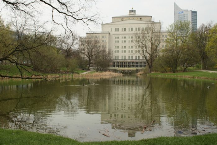 Der Bereich rund um den Schwanenteich ist für die Polizei gefährlich genug, um anlasslos Identitätsfeststellungen durchführen zu dürfen. Foto: Ralf Julke
