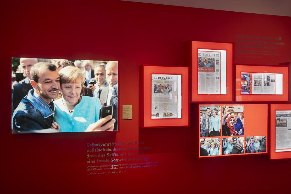 Das Foto des Selfies von Shaker Kedida mit Bundeskanzlerin Merkel sorgt 2015 für Schlagzeilen. Foto: Punctum/ Alexander Schmidt