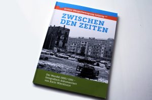 Uwe Schwabe, Saskia Paul (Hrsg.): Zwischen den Zeiten. Foto: Ralf Julke