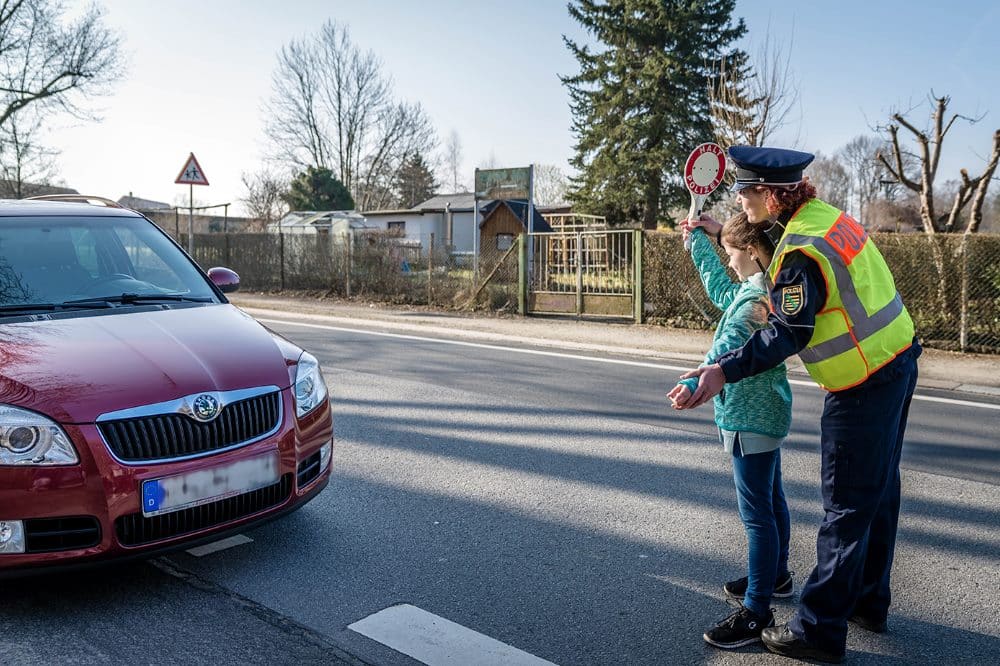 Kinder kontrollieren gemeinsam mit der Polizei © Polizei Sachsen / Philipp Thomas