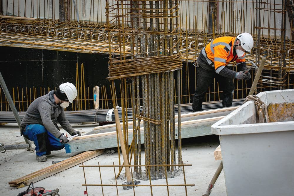 Bauarbeiter können kein Homeoffice machen – und tragen auch ohne Pandemie ein erhöhtes Risiko, im Job zu erkranken oder zu verunglücken. Die IG BAU fordert mehr Anstrengungen beim betrieblichen Arbeitsschutz. Foto: IG BAU