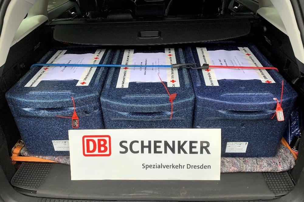 Für jede Fahrt zu einem DRK-Impfzentrum werden die Impfstoffmengen stets genau abgezählt. Bild: DB Schenker