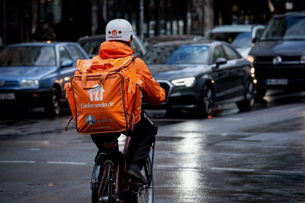 Bei Wind und Wetter unterwegs: Fahrrad-Kuriere bei Lieferando arbeiten zu niedrigen Löhnen und unter hoher Belastung, kritisiert die Gewerkschaft NGG. Foto: NGG