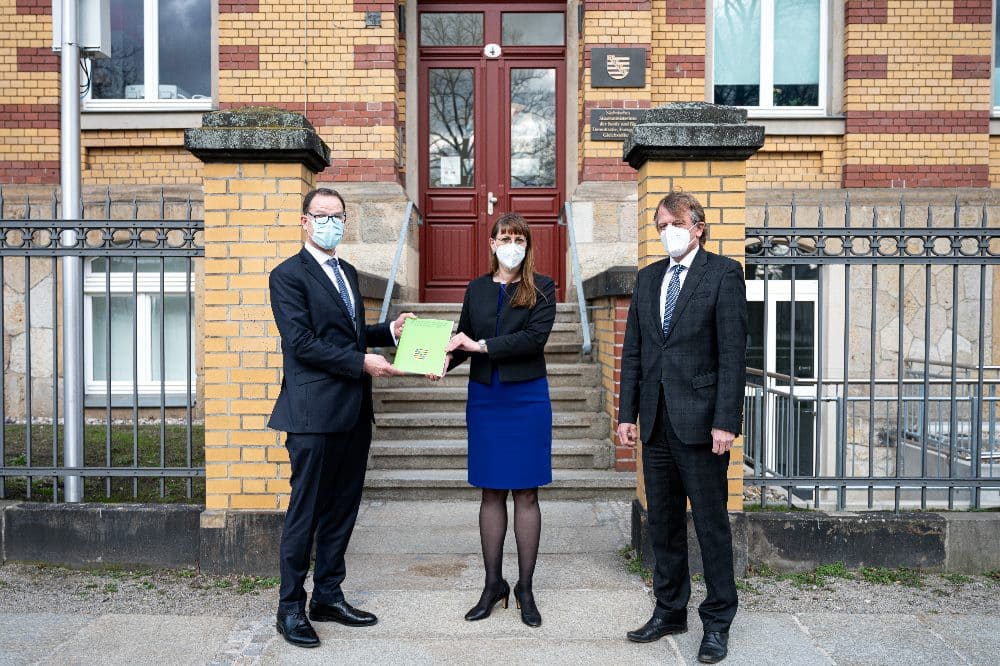 Urkundenübergabe mit Staatsministerin Katja Meier, Dirk Eberhard Kirst (links) und Dr. Michael Gockel (rechts) © Sächsisches Staatsministerium der Justiz und für Demokratie, Europa und Gleichstellung
