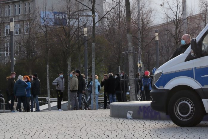 "Nasenpimmel", teos ohne Masken und teils mit - "Querdenker" am 12. April 2021 in Leipzig. Foto: LZ