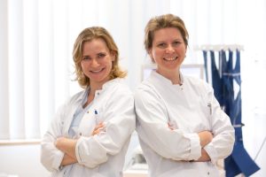 Dr. Manuela Konert (li.) und Dr. Katja Mühlberg, Oberärztinnen an der Klinik für Angiologie des UKL, betreuen das neue Venenzentrum. Foto: Stefan Straube / UKL