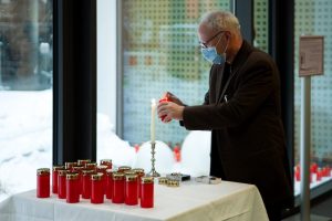 Prof. Christoph Josten, Medizinischer Vorstand am UKL, entzündet eine Kerze für verstorbene Patienten bei einer Gedenkfeier im UKL im Februar 2021. Foto: Hagen Deichsel/UKL