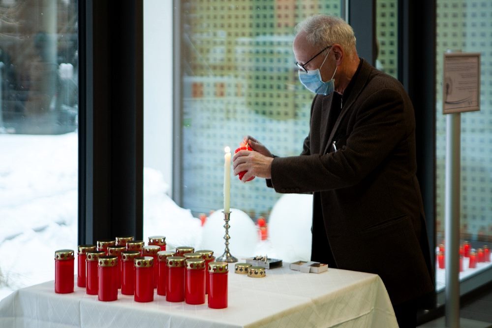 Prof. Christoph Josten, Medizinischer Vorstand am UKL, entz&uuml;ndet eine Kerze f&uuml;r verstorbene Patienten bei einer Gedenkfeier im UKL im Februar 2021. Foto: Hagen Deichsel/UKL