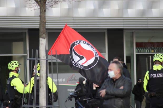 Der Gegenprotest unter der Fahne der Antifa auf dem Wagner-Platz unterwegs. Foto: LZ
