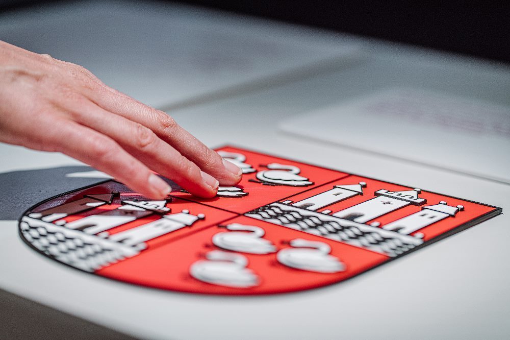 Eines der Tastmodelle des Rundgangs für Blinde und Sehbehinderte ist das Stadtwappen von Zwickau. Foto: LfA/smac, Johannes Richter