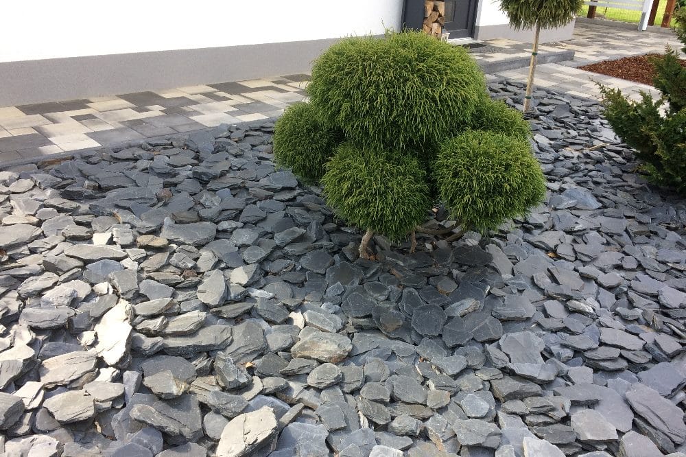 „Pflegeleichte“ Steine machen den Vorgarten heiß, staubig und laut. Foto: LZ