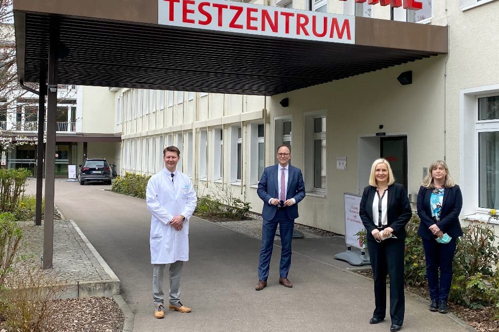 vl.n.r. Dr. Stephan Borte (Chefarzt Labormedizin), Ulrich Hörning (Verwaltungsbürgermeister); Dr. Iris Minde (Geschäftsführerin St. Georg Unternehmensgruppe); Birgit Schienbein (Verwaltungsleiterin Robert-Koch-Klinikum). © Klinikum St. Georg