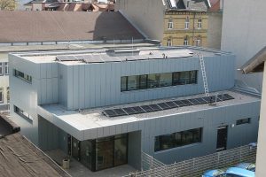 Ansicht der neuen PV-Anlage auf dem Schulgebäude vor der Bebelhalle, Quelle: Stadt Markranstädt