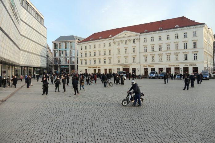 Der Gegenprotest aus vorwiegen jungen Menschen. Foto: LZ