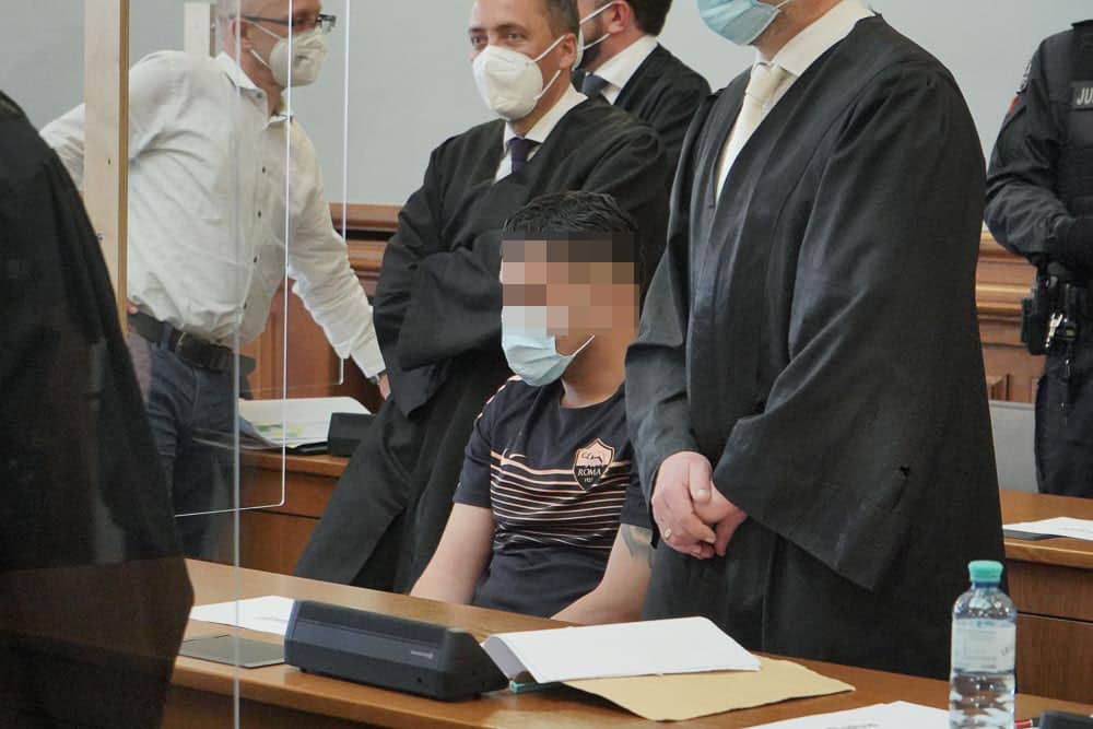 Vor dem Landgericht müssen sich vier Männer wegen versuchten Mordes verantworten. Sie sollen am 2. April 2020 einen rivalisierenden Drogenhändler niedergeschossen haben. Foto: Martin Schöler