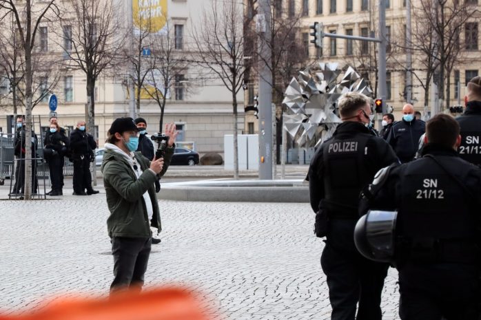 Einen szeneeignen Handyfilmer der Querdenker war auch dabei und versichte von der Polizei beschützt ein bisschen zu provozieren. Foto: LZ