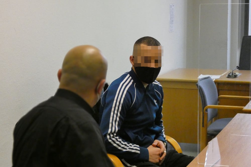 Freigesprochen: Aymen B. (27, r.), hier mit einem Dolmetscher beim Auftakt des Berufungsprozesses im Januar 2021. Foto: Lucas Böhme