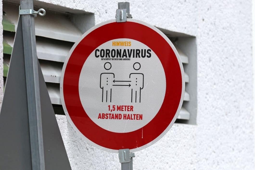 Coronavirus - 1,50 Meter Abstand halten. Ein Schild weist auf die Einhaltung des Mindestabstandes hin. Foto: Jan Kaefer