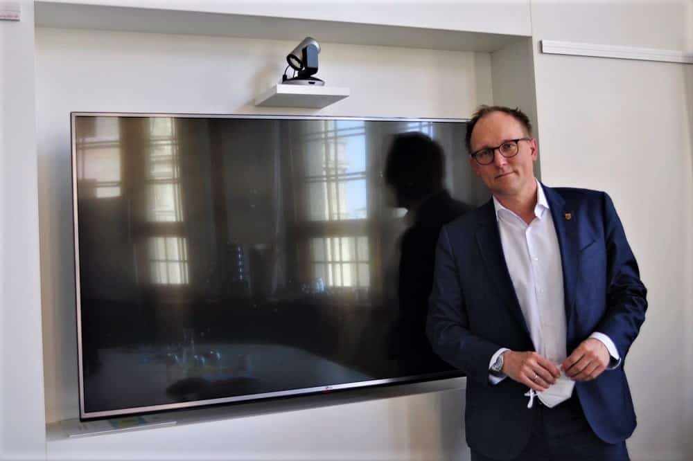 Verwaltungsbürgermeister Ulrich Hörning war der Erste mit einer Videokonferenzwand im Neuen Rathaus. Foto: Antonia Weber