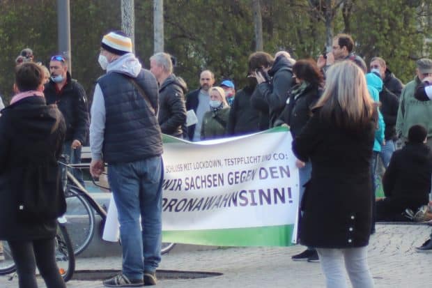 Rechtsextreme Community: Das Banner im Layout der „Freien Sachsen“ 2021 auch bei der „Bürgerbewegung Leipzig“. Foto: LZ
