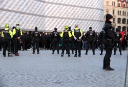 Der Gegenprotest in schwarz und fest vermummt auf der anderen Seite des Wagner-Platzes. Foto: LZ