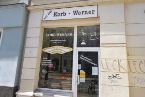 „Korb-Werner“ verlässt die Karl-Liebknecht-Meile. Foto: Alexander Laboda