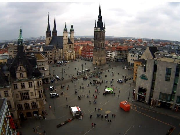 Der Marktplatz in Halle um 16:20 Uhr. Screen Webcam von ipcamlive.com
