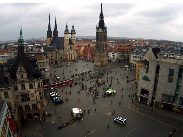 Der Marktplatz in Halle um 16:35 Uhr. Screen Webcam von ipcamlive.com