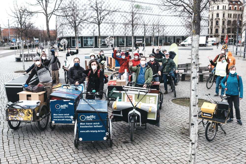 Die radelnden Helfer/-innen beim ADFC-Umzug. Foto: Anne-K. Hutschenreuter