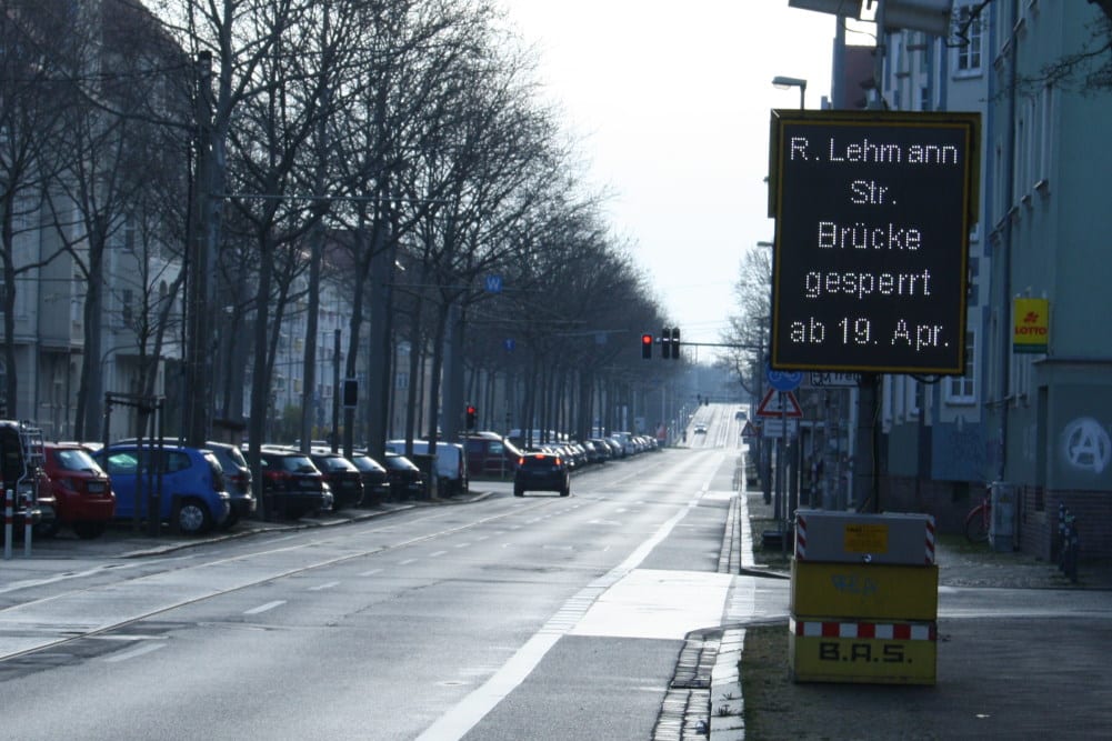 Vorwarnung für den Beginn der Brückensperrung ab 19. April. Foto: Ralf Julke