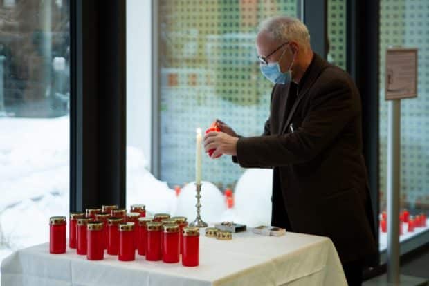 Prof. Christoph Josten, Medizinischer Vorstand am UKL, entzündet eine Kerze für verstorbene Patienten bei einer Gedenkfeier im UKL im Februar 2021. Foto: Hagen Deichsel/ UKL