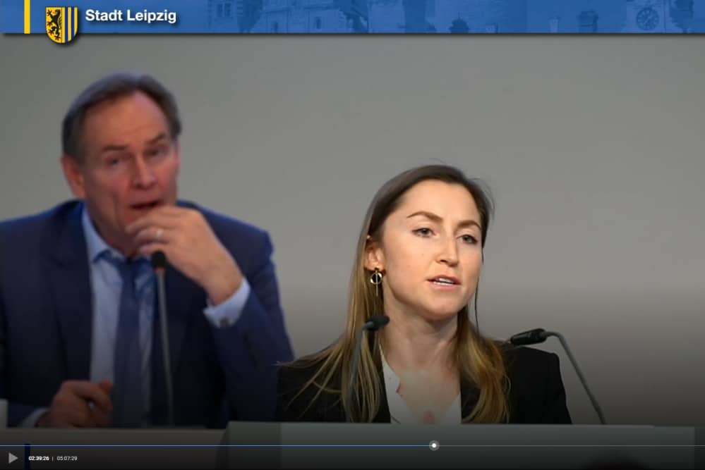 Dr. Olga Naumov bei der Einbringung des Linke-Antrags. Screenshot: LZ