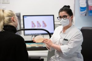 Dr. Rima Nuwayhid erklärt anhand von Modellen verschiedene Brustimplantate. Foto: Stefan Straube / UKL