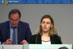 Franziska Riekewald bei der Einbringung des Antrags zur Mobilitätswoche. Screenshot: LZ