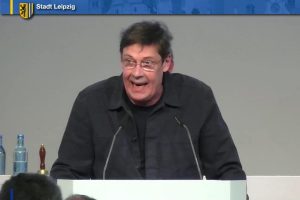 Bert Sander bei der Einbringung des Grünen-Antrages. Screenshot: LZ