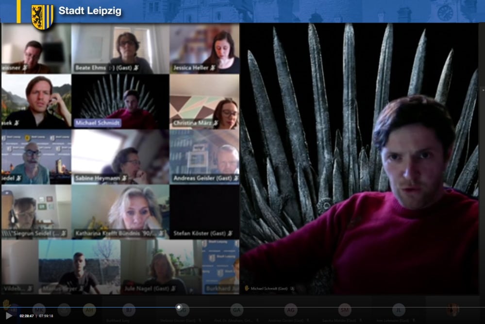 Michael Schmidt stellt den Antrag zu den Hilfen zur Erziehung vor. Foto: Screen Livestream