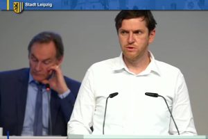 Michael Schmidt bei seiner Rede für den Hort der 60. Grundschule. Screenshot: LZ