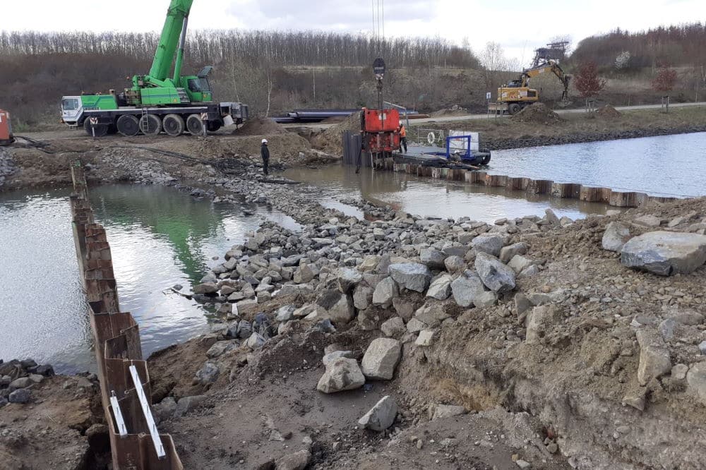 Bau des oberen Sperrbauwerks an der Kanuparkschleuse. Foto: LMBV