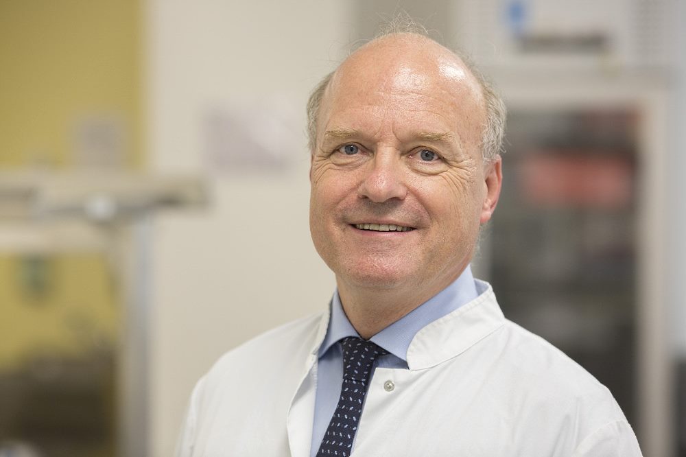 Prof. Reinhard Henschler, Direktor des Instituts für Transfusionsmedizin am UKL, bittet um Blutspenden: Viele schwerkranke Menschen benötigen Blutprodukte. Foto: Stefan Straube / UKL